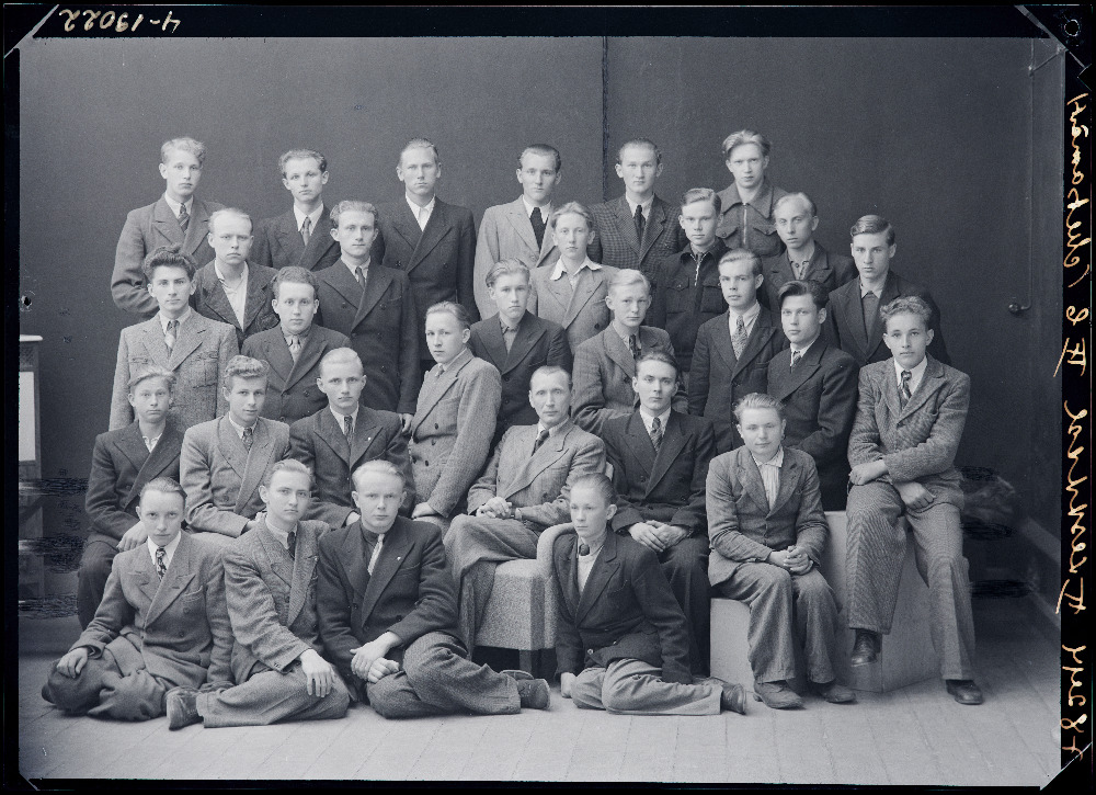 Viljandi II Keskkooli IX b klass, (foto tellija Metsamärt).