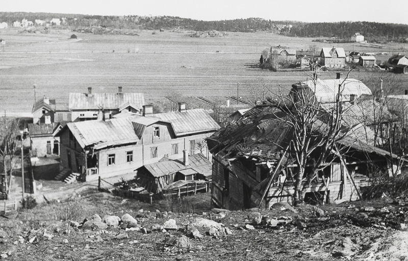 Vaurioituneita taloja Korppolaismäellä; ulkokuva