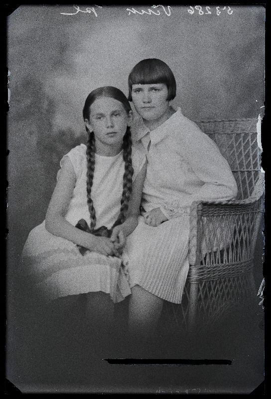 Kaks tüdrukut, (foto tellija Vink).