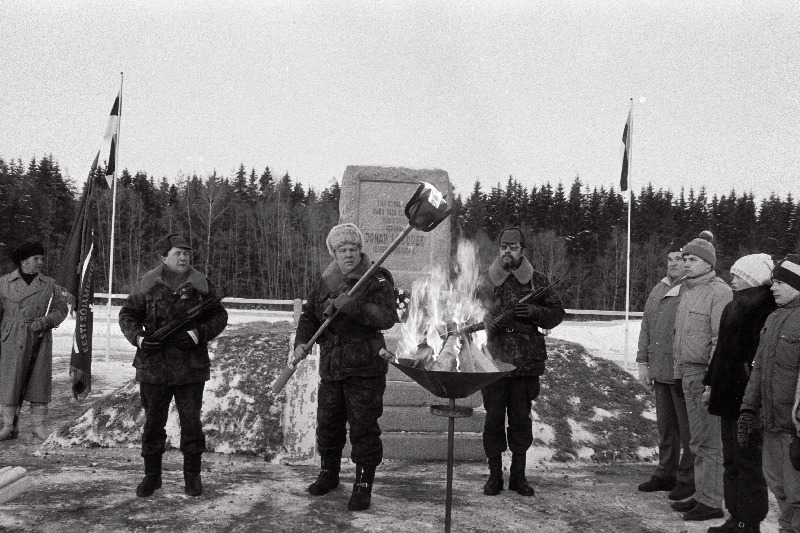 Kindral Johan Laidoneri 110 sünniaastapäev. Tule süütamine kodutalu mälestusmärgi juures.