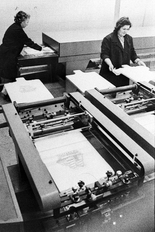 Tootmiskoondise "Marat" kudumistsehhi trükkijad K. Astafjeva ja V. Krinitsõna Itaaliast saadus trikotaažitoodete trükkimismasinal töötamas.