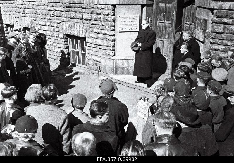Eesti maalikunstniku Ants Laikmaa mälestustahvli avamine Tatari tänaval, majal, kus ta elas ja töötas aastatel 1914-1932.