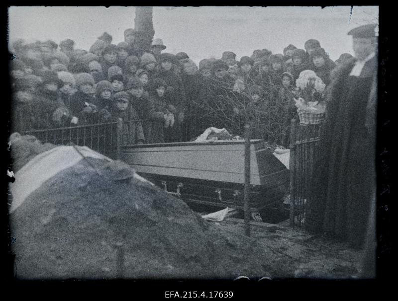 Kirjaniku ja koolmeistri Friedrich Karl Johann Kuhlbarsi matus Viljandi kalmistul, paremal Viljandi Jaani koguduse (linnakoguduse) õpetaja Friedrich Wilhelm Schiele.