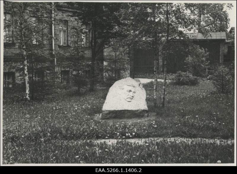 J. Liivi mälestuskivi J. Liivi tänava ääres Tartus