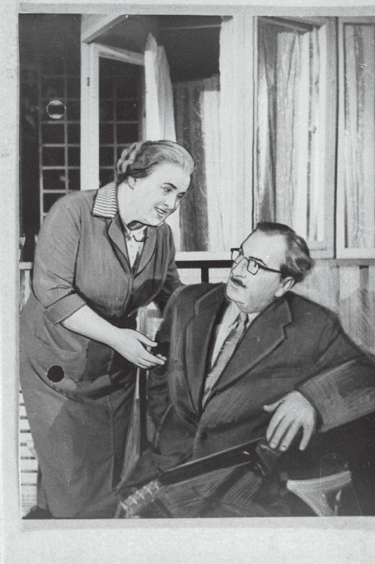 Stseen näidendist Miks tähed naeratasid RT Vanemuine. Katarlina - Elo Tamul, Mark - A. Laar.