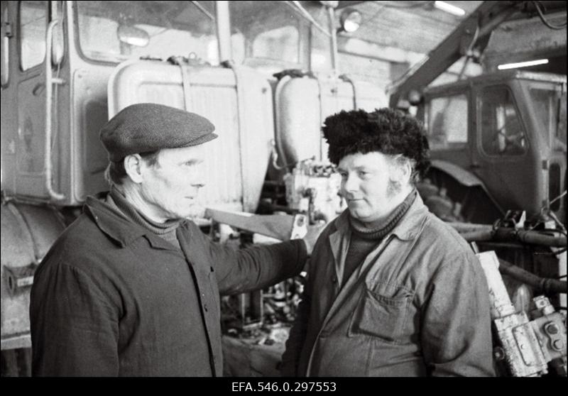 Aruküla kolhoos. Paremal Mihkel Raadik.