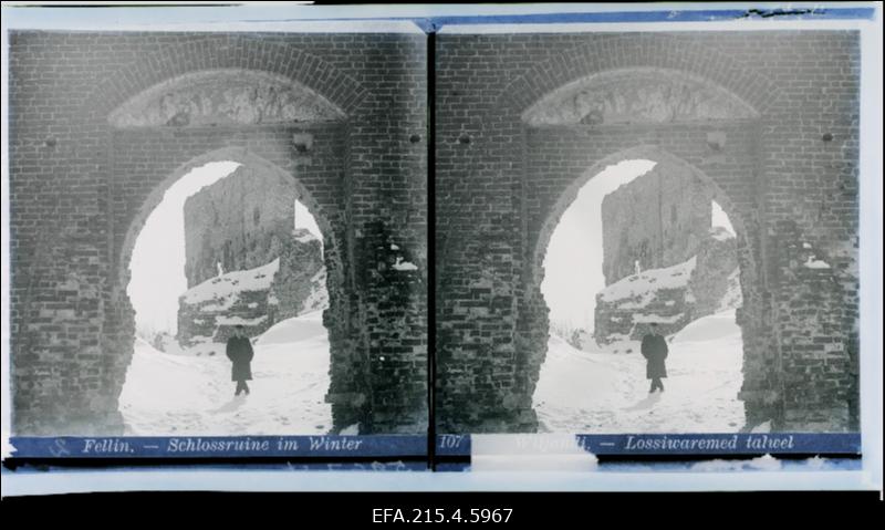 Vaade Viljandi ordulinnuse lossivärava ja suure müüri varemetele.