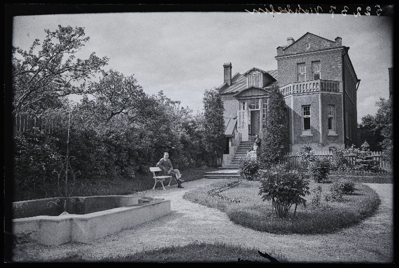 Vaade Vihvelini elamule ja aiale, aiapingil Vihvelin, maja trepil kaks naist koeraga, (negatiiv ilmutatud 30.12.1928).