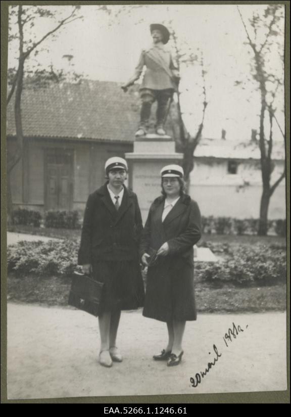 Benita Labi sõbrannaga. Taustal Gustav II Adolfi monument.