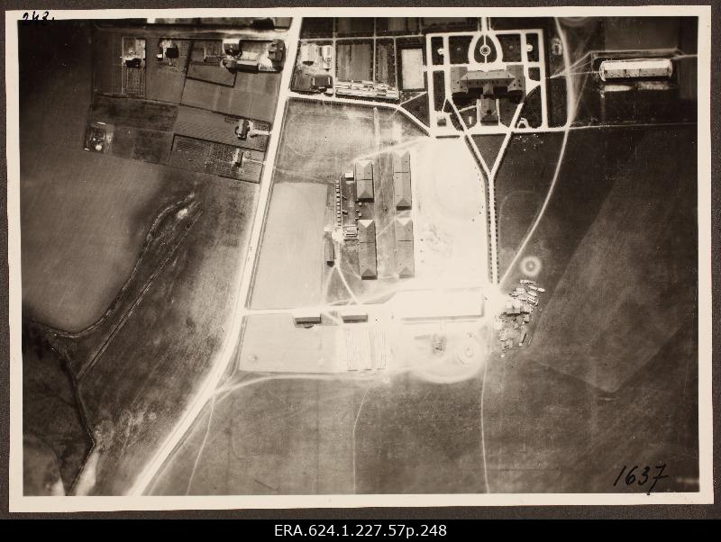 Vaade õhust maastikule hoonetega [Lennuväe baas ja õhuväli Rakvere lähedal?]; foto 1. Lennuväedivisjoni fotopositiivide kogust