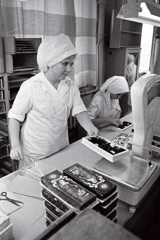 Kondiitritoodete vabriku "Kalev" töötajad Sirje Grossmann (vasakul) ja Lea Tamm valikšokolaadi karpidesse pakkimas.