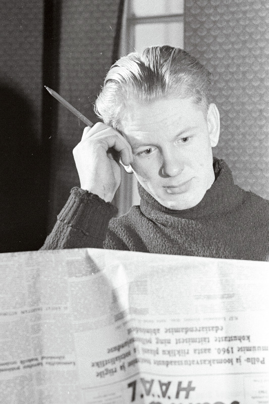Harju rajooni Kostivere sovhoosi kombainer Ivo Dobruk lehte lugemas.