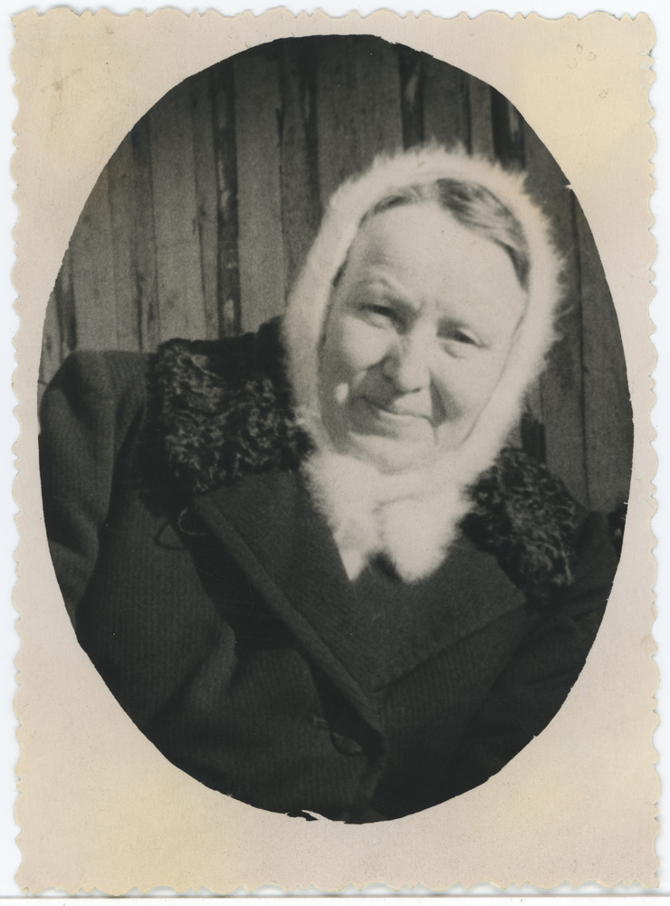 Emilie Rosalie Matsi välirõivais õues