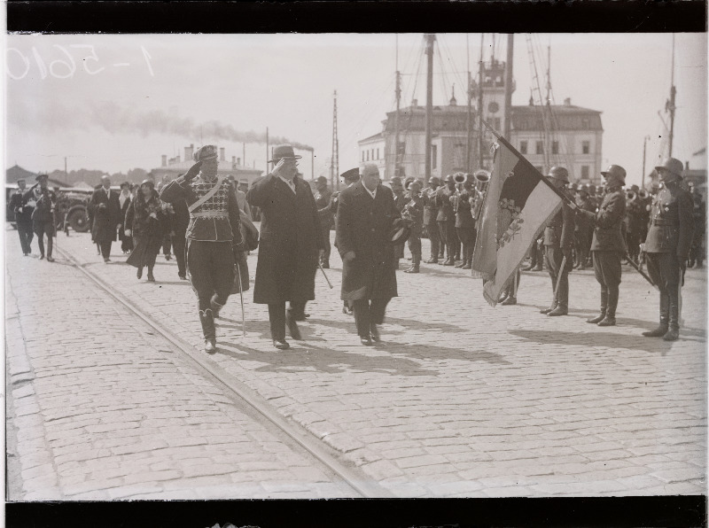 Soome president Svinhufvud (keskel), Eesti Riigivanem Teemant (paremal), kindral Jonson koos saatjatega teel linnast sadamasse.