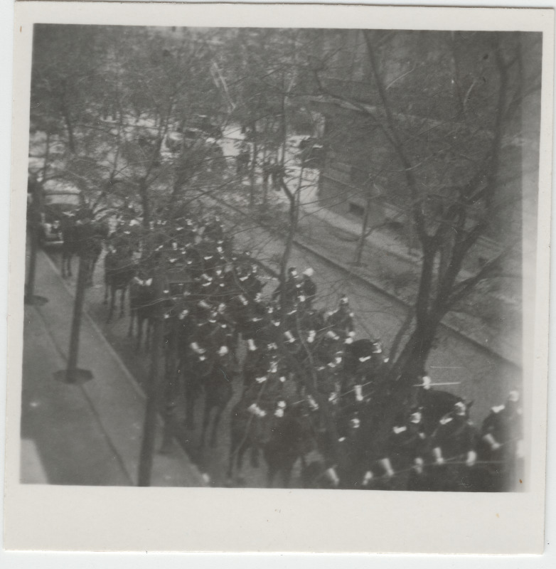 Vaade aknast paraadi või rongkäigu kogunemisele