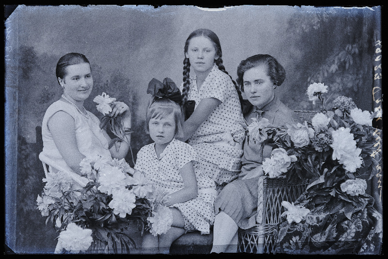 Treufeldt (vasakul) ja Vichmann (Vihmann) tüdrukutega, (Pärnu, Vichmanni Värvivabrik) .