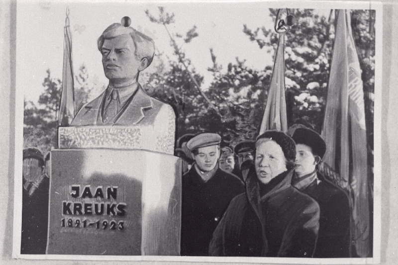 Revolutsionäär Jaan Kreuksi hauasamba avamisel Rahumäe kalmistul kõneleb Jaan Kreuksi kaasvõitleja Alma Vaarman.