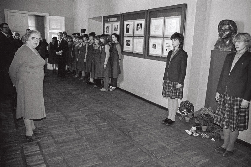 Vilhelmine Klementi 80. sünniaastapäeva puhul V. Klementi nimelise 32. Kutsekeskkoolis tema büsti avapäeval kõneleb revolutsiooniveteran Alma Vaarman.