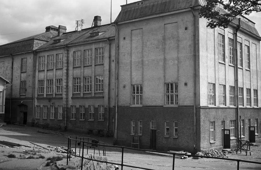 Topeliuksen kansakoulun päärakennus sisäpihan puolelta vuonna 1957.