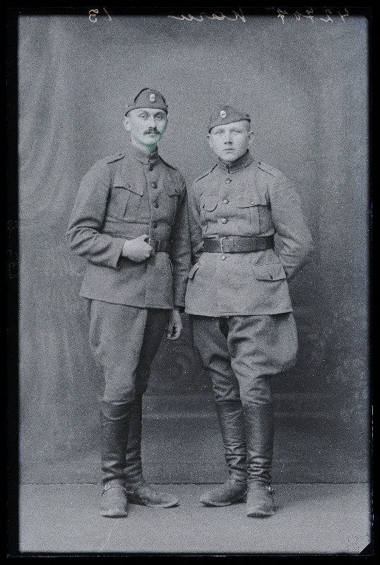 Kaks sõjaväelast, (foto tellija Karu).