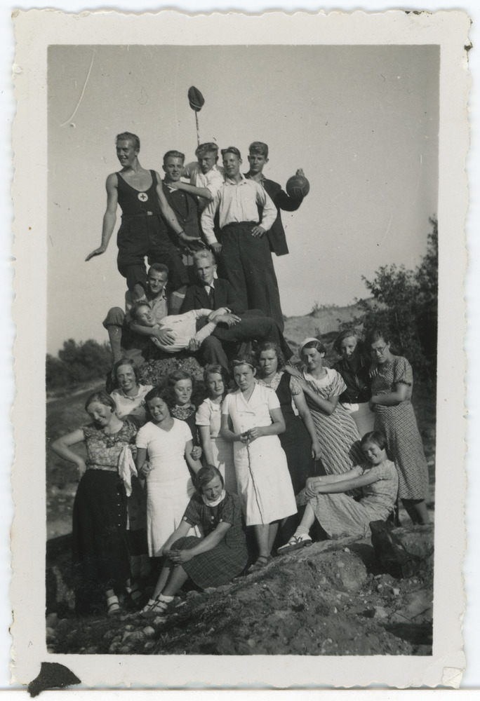 Tartu Ühis-kommertsgümnaasiumi noored väljasõidul poseerimas jalgpalliga. Grupifoto