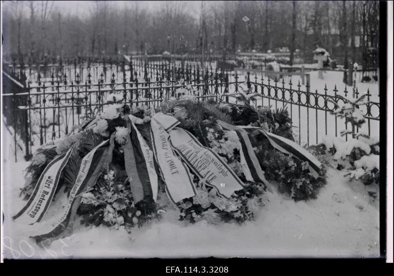 Vabadussõda. Kirepi lahingus langenud laiarööpalise soomusrongi nr.1 dessantroodu ülema almkapten Jüri Ratassepa haud Kalamaja kalmistul.