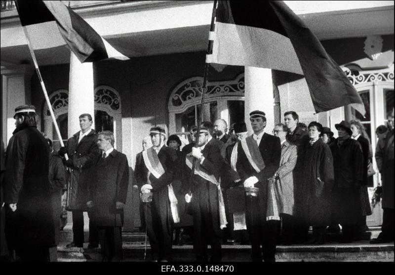 Eesti Vabariigi presidendi Konstantin Pätsi ümbermatmise mälestusmiiting Kadrioru lossi ees.