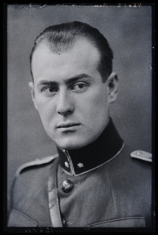 Sõjaväelane, nooremleitnant Dimitry Rea, 3. Suurtükiväegrupp.