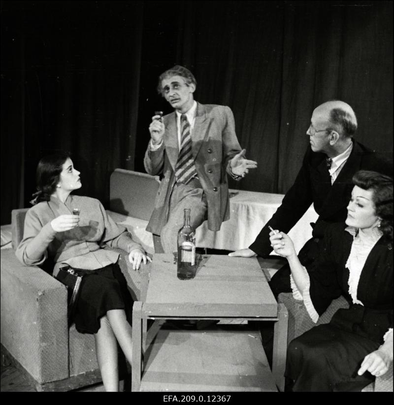 Stseen L. Zorini näidendist Noorus Lõuna-Eesti Teatri esituses. Vasakult 2. Jüri Järvet.