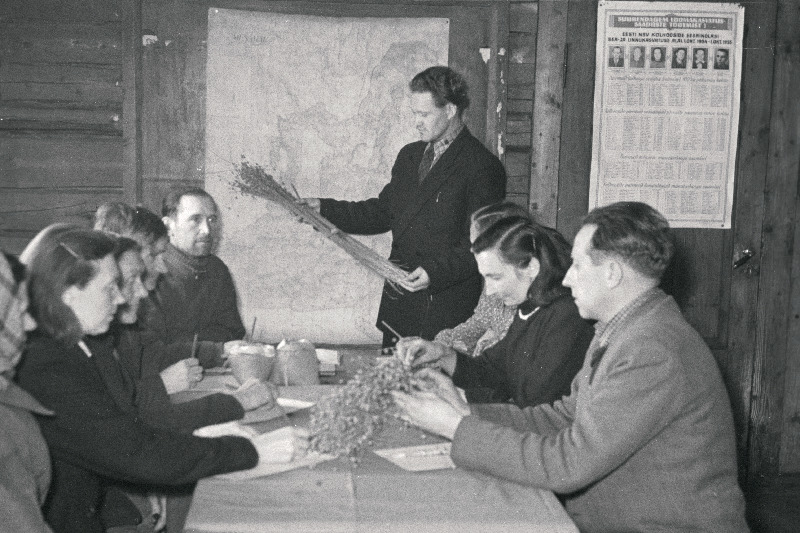 Kolhoosi Munamäe agronoom Ants Valdmann kõneleb kolhoosnikele linakasvatamise eesrindlikest meetodeist.