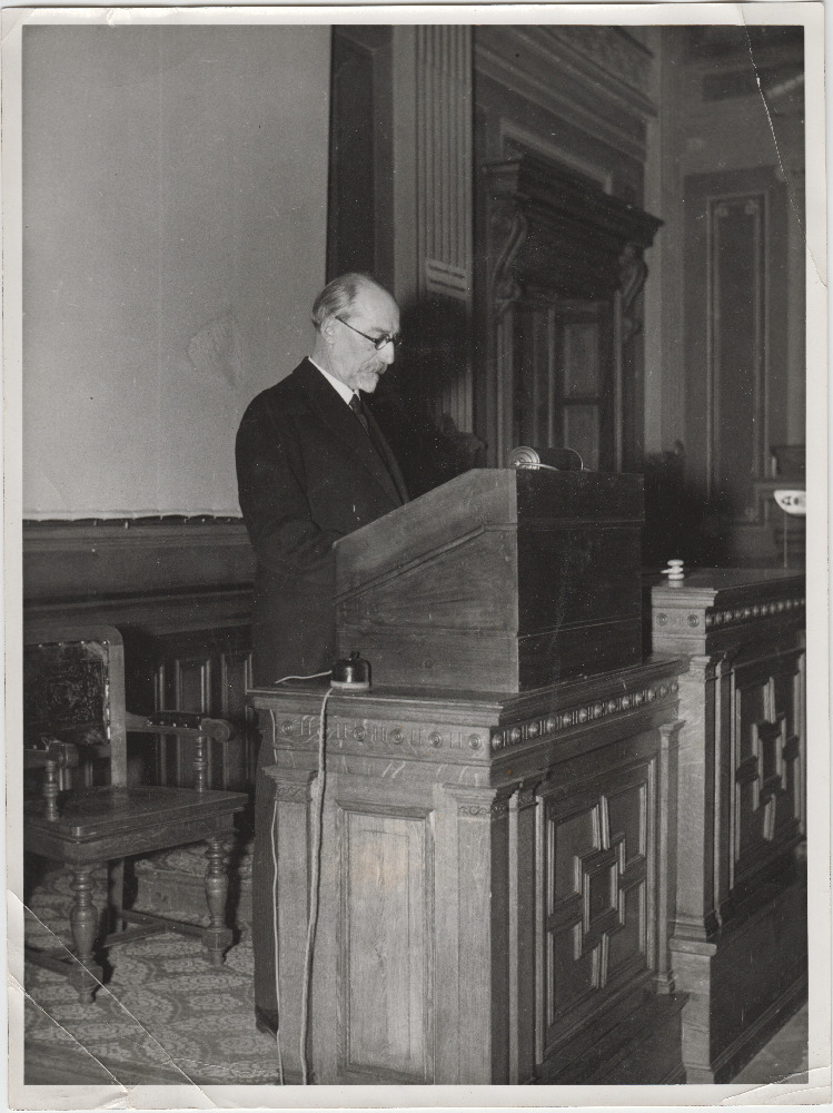 Jaan Tõnisson kõnelemas Säätytalos (Seisute majas) Helsingis