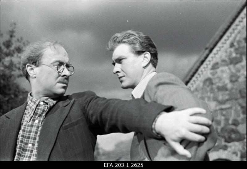 Kaader filmistuudioTallinnfilm mängufilmist Pöördel, (vasakult) Olep - Ants Eskola, Raivo Kotkas - Gunnar Kilgas.