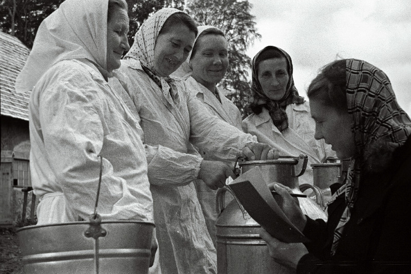 Avangardi kolhoosi lüpsjad (vasakult) J. Puustus, E. Kadajas, A. Pelk ja M. Reinsalu ning kolhoosi zootehnik H. Hanson.