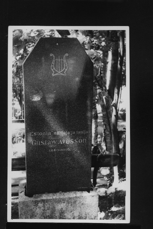 Estonia teatri näitleja ja laulja Gustav Avessoni hauasammas Rahumäe kalmistul.