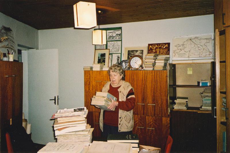 Eesti Geograafia Seltsi teadussekretär Laine Merikalju seltsi ruumis  (Kohtu 6) pakkimas raamatukogu sihtfondi raamatuid üleandmiseks Eesti Akadeemilisele Raamatukogule.