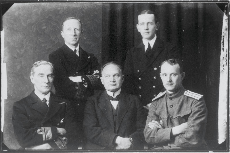 Vabadussõda. Briti 6.kergeristlejate eskaadri komandör kontradmiral Edwyn Alexander-Sinclair Tallinnas. Vasakult: I rida - E.Alexander-Sinclair, pea- ja sõjaminister Konstantin Päts, Operatiivstaabi ülem alampolkovnik Johan Laidoner; II rida - [Messenger?], eskaadri adjutant mereväekapten Webster.