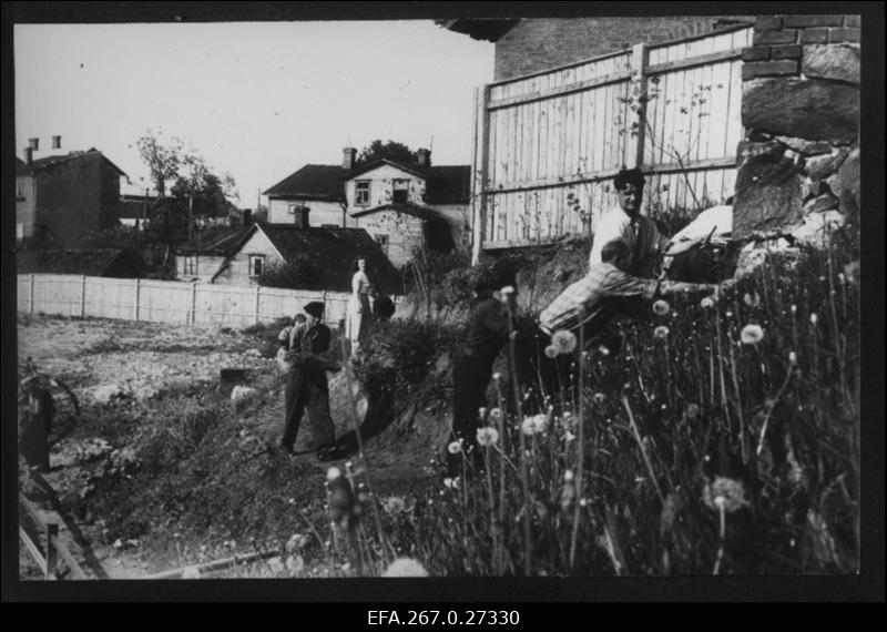 Grupp Valga Heakorra- ja Kommunaalettevõtete Kontori ametnikke ühiskondliku töö korras Valga linna staadioni ehitustöödel.