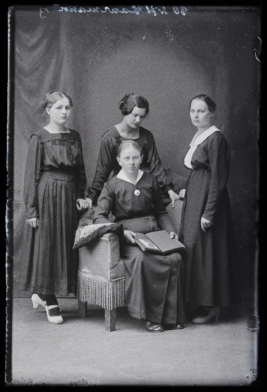 Grupp naisi, (foto tellija Laarmann).