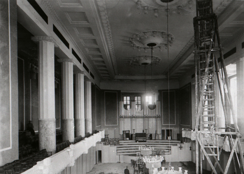 Estonia kontserdisaali kroonlühtrite ülespanek.