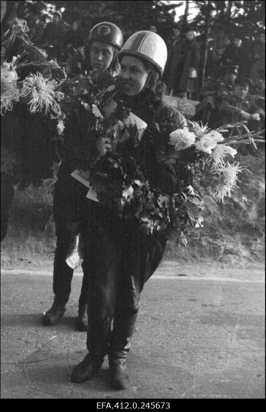 ENSV 1953. a ringrajasõidu esivõistlused. ees Monika Reichenbach, taga Õilme Kaseorg