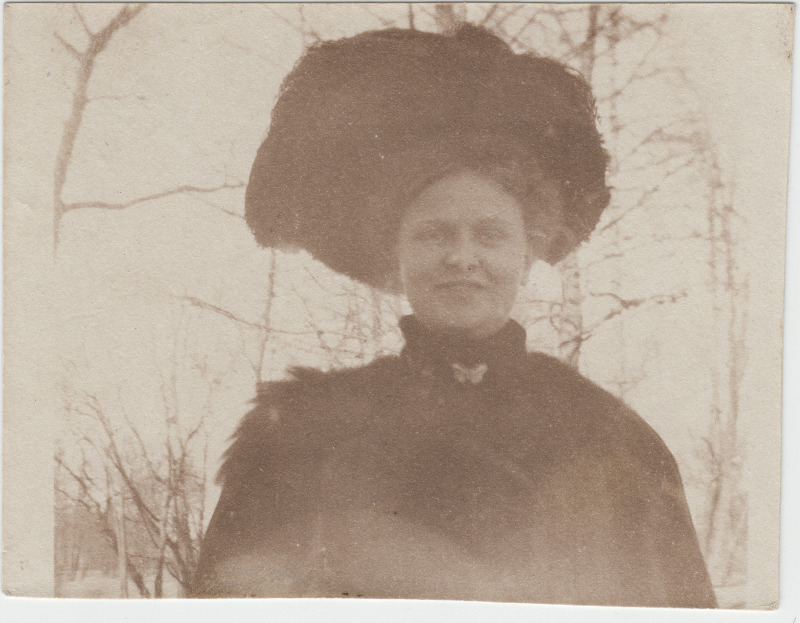 Tuvastamata naine [Eduard Virgo tuttav?] õues