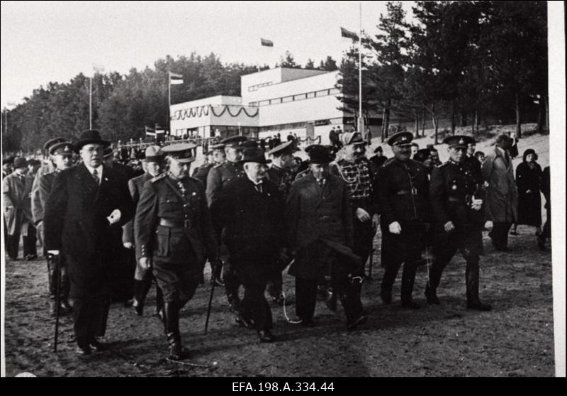 Kaitsevägede ülemjuhatajale kindralleitnant J. Laidonerile Kriuša mälestusmärgi komiteelt. Fotosid Kriuša mälestusmärgi avamiselt. Narva -Jõesuu rannahoone sisseõnnistamine.