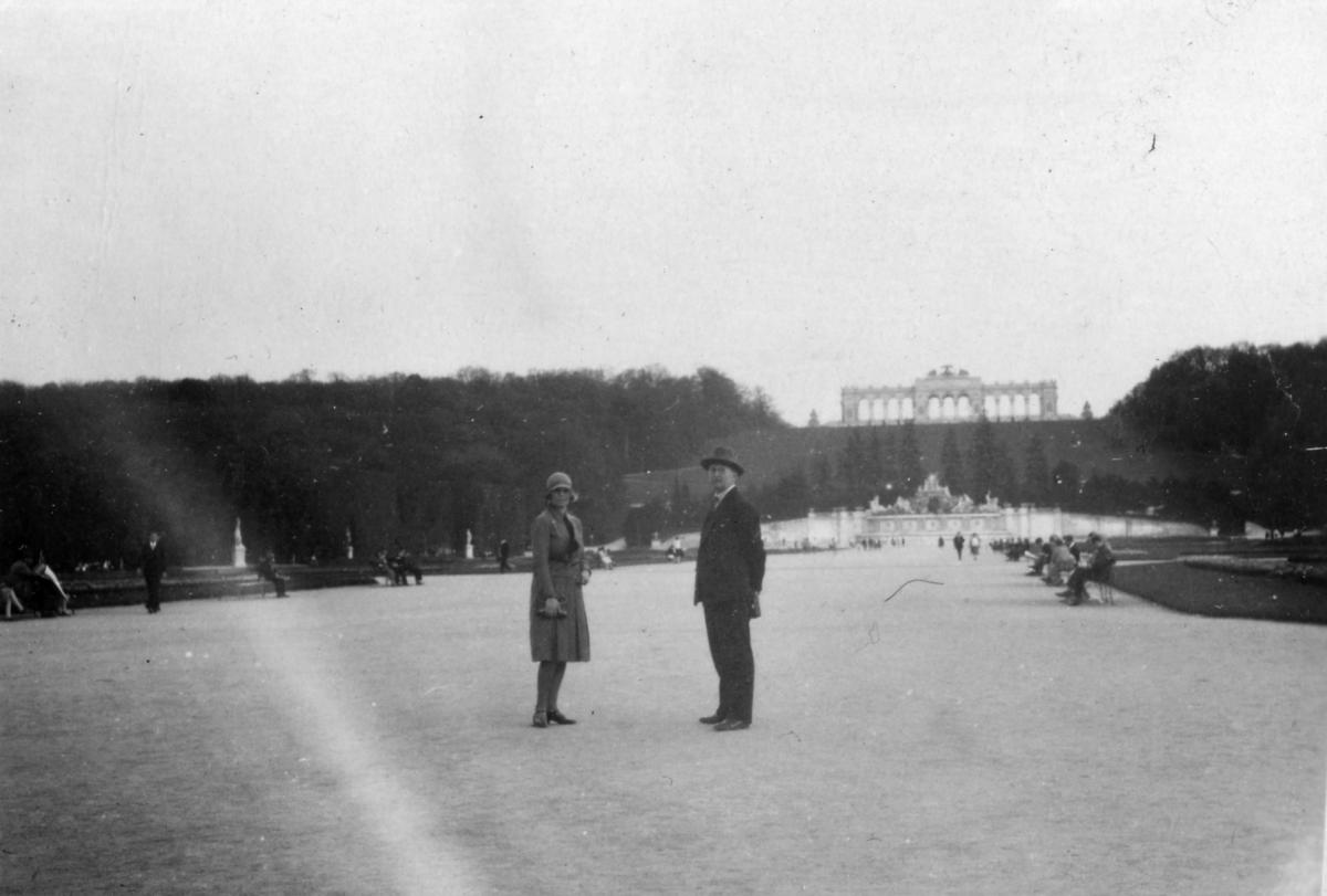 Aviopari Schönbrunnin linnan puutarhassa Wienissä