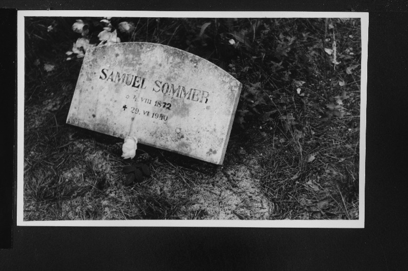 Rahvaluulekoguja kultuuritegelase Samuel Sommeri hauakivi Metsakalmistul.