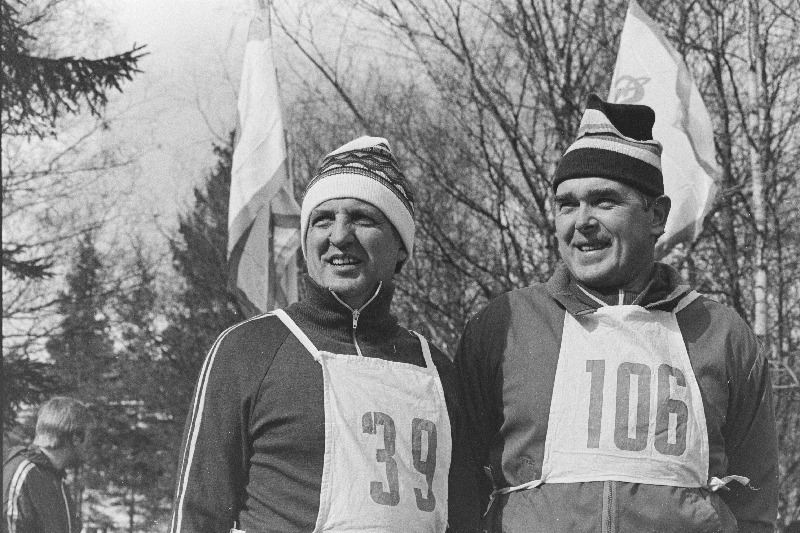 Suures Isamaasõjas saavutatud võidu 40. aastapäevale pühendatud ÜVSÜ "Dünamo" pidupäevajooksu organiseerijad ÜVSÜ "Dünamo" vabariikliku nõukogu esimehe esimene asetäitja Ivar Hallop (vasakul) ja ÜVSÜ "Dünamo" vabariikliku nõukogu aseesimees Enn Maamägi.