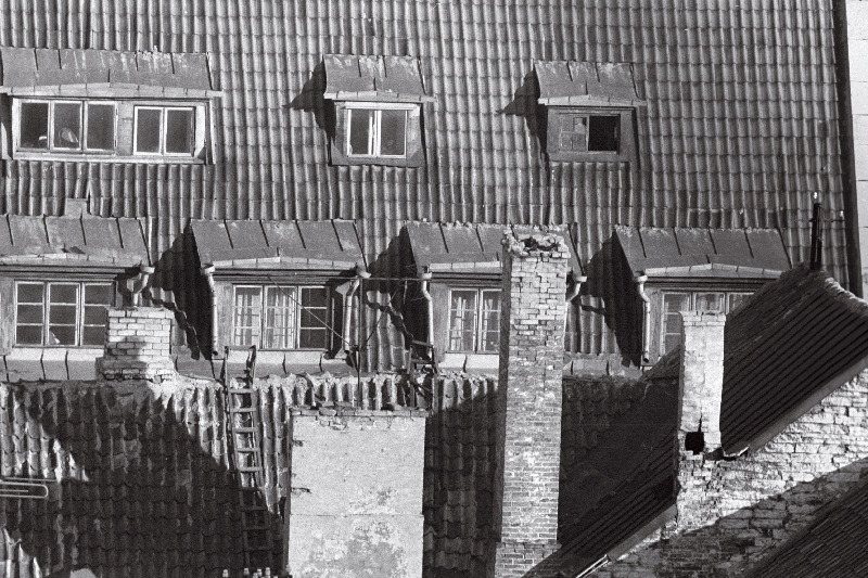 Vaateid Toompealt vanalinna katusetele, sadama kraanadele, laevale ja purjekale ning vanalinna tornidele.