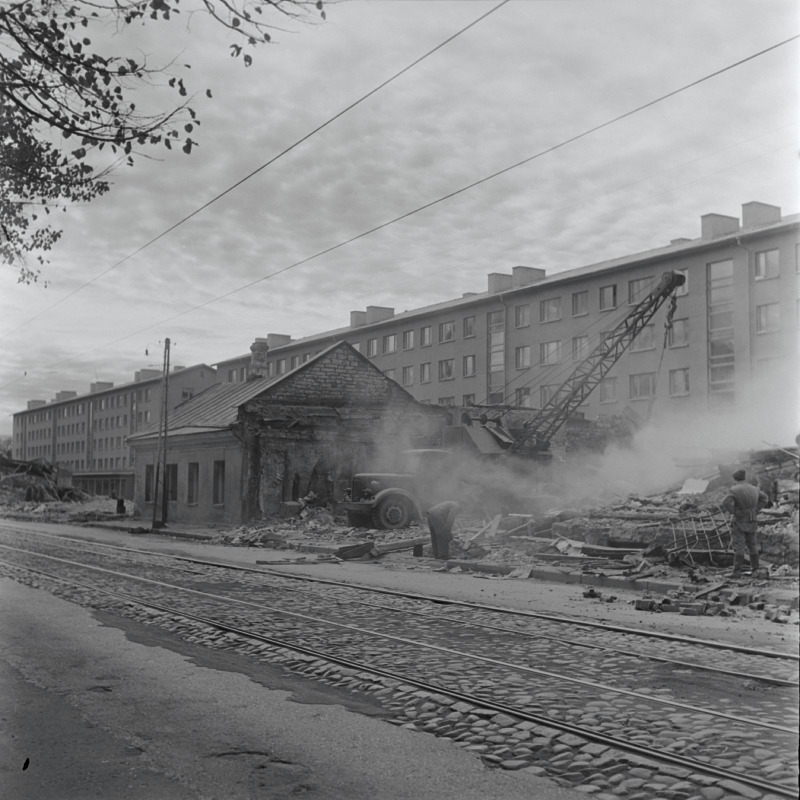 Lammutustööd Pärnu maanteel.