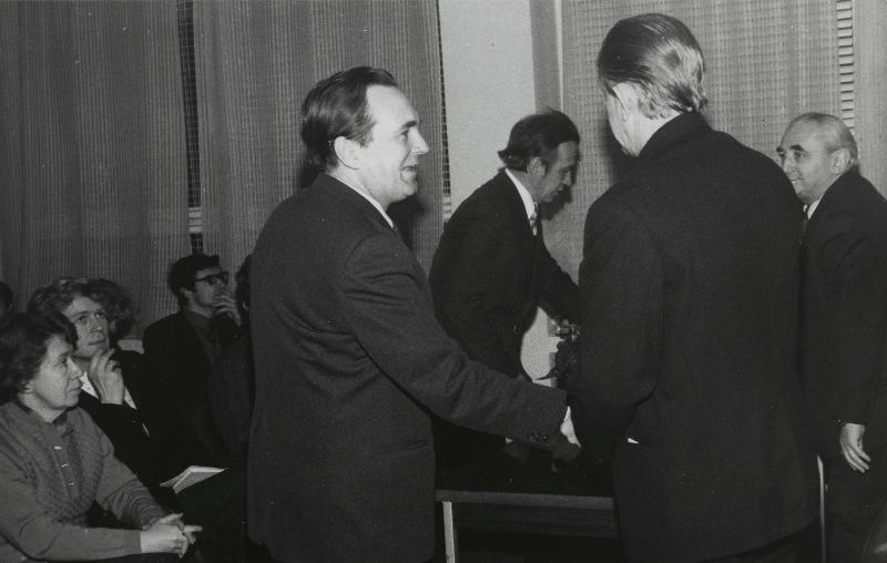 Seltsi teadussekretär Laine Merikalju (vasakult), tegevliige Andres Tarand, Ilmar Aamisepp (esiplaanil vasakul), seltsi esimees Vello Tarmisto (seljaga), seltsi liikmed Heino Tooming ja Grigori Portnov (tagaplaanil) Eesti Geograafia Seltsi ja Eesti Agrometeoroloogia Laboratooriumi 19.11.-20.11.1981 Sakus toimuval konverentsil "Põllumajanduse agrometeoroloogiline teenindamine".