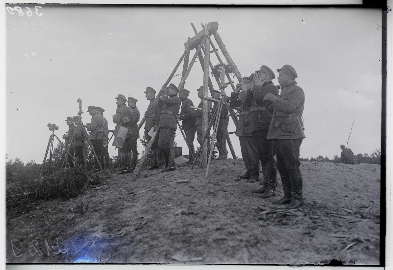 Allohvitseride kooli õppepataljon õppustel mõõtmisi tegemas.