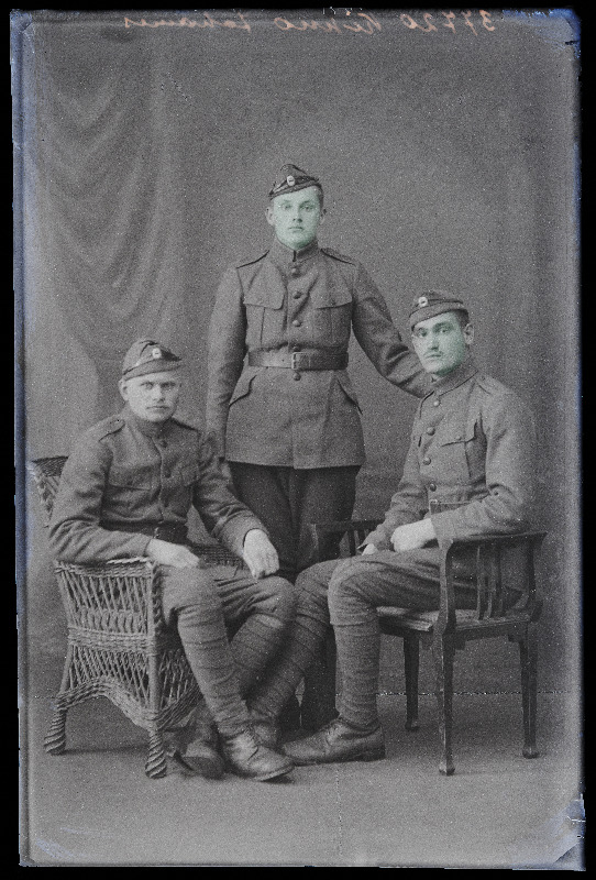 Grupp sõjaväelasi, vasakul istub Johannes Kihno.
